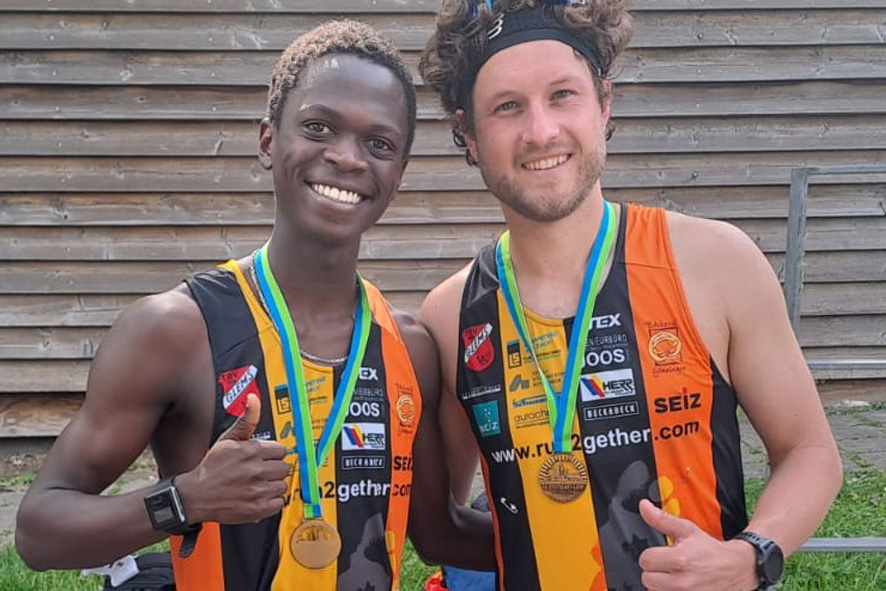 Luki Ilomo und Stephan Walentin (von links) nach ihrem erfolgreichen Halbmarathon-Einsatz in Stuttgart