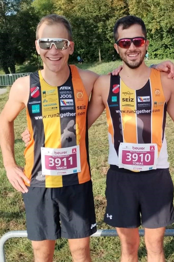 Von links: Simon Zimmer und Tobias Stanienda glücklich nach ihrem Halbmarathon in Ulm